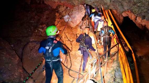 News Themen der Woche July 7, 2018 - Mae Sa, Thailand - Thai rescue team members walk inside a cave where 12 boys and their soccer coach have been trapped since June 23, in Mae Sai, Chiang Rai province, northern Thailand. The local governor in charge of the mission to rescue them said Saturday that cooperating weather and falling water levels over the last few days had created appropriate conditions for evacuation, but that they won t last if it rains again. Photo released by on Saturday, July 7, 2018, Mae Sa Thailand - ZUMAz03_ 20180707_sha_z03_599 Copyright: xRoyalxThaixNavyx