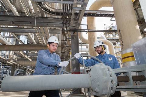 (180709) -- YANBU, July 9, 2018 -- Chinese and Saudi workers work at a workshop of Yanbu Aramco Sinopec Refining Company (YASREF), in Yanbu, Saudi Arabia, July 2, 2018. Situated on Saudi Arabia s western coast of the Red Sea, Yanbu is famous for its advanced petrochemical industry, featuring three major refineries lining up along the beautiful beach. Among them includes the Yanbu Aramco Sinopec Refining Company (YASREF), jointly established by China Petrochemical Corporation (Sinopec) and Saudi Aramco, which is the most advanced, safe and efficient refinery. )(gj) SAUDI ARABIA-CHINA-YANBU-REFINERY WangxBo
