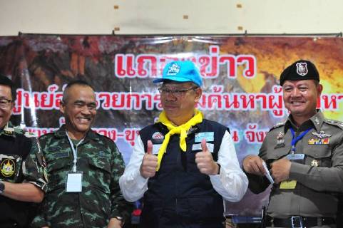 News Themen der Woche KW28 News Themen der Woche News-Bilder des Tages (180710) -- CHIANG RAI, July 10, 2018 -- Narongsak Osatanakorn (2nd R), head of the joint command center coordinating the rescue operation, reacts at a press briefing in Chiang Rai, Thailand, July 10, 2018. All 12 boys and their football coach have been rescued from a flooded cave in northern Thailand after being trapped for 18 days, rescuers said on Tuesday. The 12 young footballers, aged between 11 and 16, and their 25-year-old coach went missing during an excursion in Tham Luang cave in northern Thailand s Chiang Rai Province since June 23. ) THAILAND-CHIANG RAI-FLOODING CAVE-FOOTBALL TEAM-RESCUE-SUCCESS RachenxSageamsak