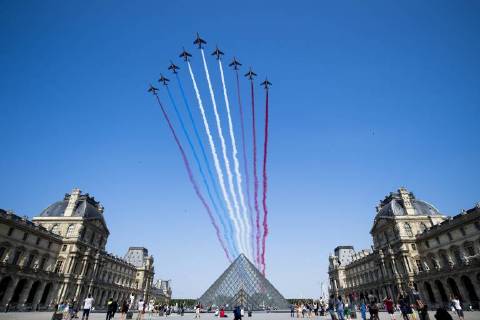 News Themen der Woche KW28 News Themen der Woche News Bilder des Tages Defile arien au dessus de la Pyramide du Louvre Patrouille de France NEWS : Defile du 14 Juillet - Paris - 14 07 2018 JBAutissier Panoramic 