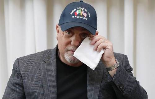 Entertainment Themen der Woche KW29 Entertainment Bilder des Tages Billy Joel reacts at a press conference when The Madison Square Garden Company celebrates Billy Joel s unprecedented achievement of 100 lifetime performances at Madison Square Garden in New York City on July 18, 2018. As part of the press conference MSG made an announcement about a permanent display that will serve as a tribute to Joel s legacy. Joel s 100th lifetime performance comes 40 years after his first MSG performance, on December 14, 1978, and just four and a half years after he began his legendary residency. Joel currently holds both of MSG s performance-related records for most consecutive performances by any artist currently at 53 shows and for most lifetime performances by any artist currently at 99 shows  NYP20180718170 JOHNxANGELILLO