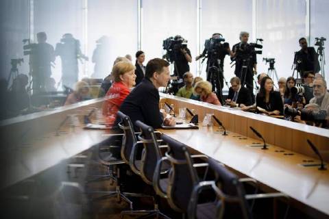 News Themen der Woche News Bilder des Tages Bundeskanzlerin Angela Merkel, CDU, spricht waehrend der Bundespressekonferenz, 20.07.2018, Berlin. Neben ihr sitzt Regierungssprecher Steffen Seibert. Berlin Deutschland