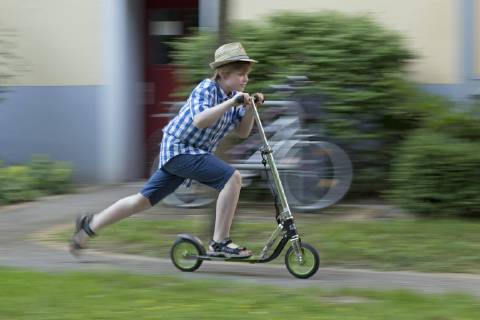 Junge fährt Roller Copyright: imageBROKER/SiegfriedxKuttig ibxshg04711055.jpg