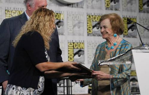 July 20, 2018 - San Diego, CA, USA - SAN DIEGO, July 20, 2018 Joye Murchison Kelly, 94, right, ghost writer of Wonder Woman , receives the Bill Finger Award for Excellence in Comic Book Writing from Bill Finger s granddaughter Athena Finger during the Will Eisner Comic Industry Awards ceremony at the Hilton Bayfront in San Diego on Friday. Hayne Palmour IV San Diego Union-Tribune Mandatory Credit: HAYNE PALMOUR IV SAN DIEGO UNION-TRIBUNE ZUMA PRESS San Diego Union-Tribune Hayne Palmour IV copyright 2018 San Diego USA - ZUMAs44_ 20180720_zaf_s44_063 Copyright: xHaynexPalmourxIvx