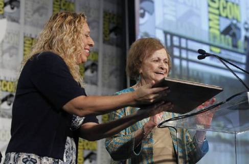 July 20, 2018 - San Diego, CA, USA - SAN DIEGO, July 20, 2018 Joye Murchison Kelly, 94, right, ghost writer of Wonder Woman , receives the Bill Finger Award for Excellence in Comic Book Writing from Bill Finger s granddaughter Athena Finger during the Will Eisner Comic Industry Awards ceremony at the Hilton Bayfront in San Diego on Friday. Hayne Palmour IV San Diego Union-Tribune Mandatory Credit: HAYNE PALMOUR IV SAN DIEGO UNION-TRIBUNE ZUMA PRESS San Diego Union-Tribune Hayne Palmour IV copyright 2018 San Diego USA - ZUMAs44_ 20180720_zaf_s44_065 Copyright: xHaynexPalmourxIvx