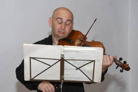 Entertainment Themen der Woche KW29 Entertainment Bilder des Tages Geiger Ilja Korol übt im Klostersaal Traunkirchen für seinen Auftritt am Abend vor Publikum der Salzkammergut Festwochen Gmunden. Dieses Bild zeigt den namhaften, international gefragten russischen Geiger, Spezialist auf dem Gebeit der alten Musik Ilja Korol. Für seine musikalischen Leistungen wirde ihm 2001 die österreichische Staatsbürgerschaft verliehen. 2018 - Geiger Ilja Korol übt im Klostersaal Traunkirchen für seinen Auftritt am Abend vor Publikum der Salzkammergut Festwochen Gmunden