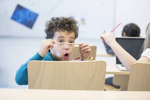 IMAGO Creative: Gesellschaft, Schule, Schulanfang IMAGO Creative: NGO, Ausbildung für Kinder Schoolboy in class staring at pencil model released Symbolfoto property released  WESTF24226