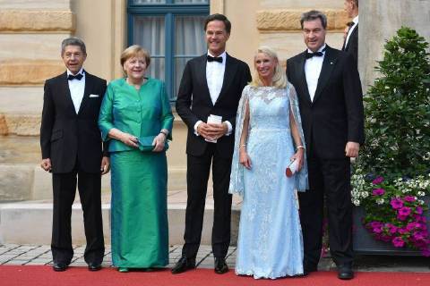 Entertainment Bilder des Tages v.re:Markus SOEDER (Ministerpraesident Bayern) ,Karin BAUMUELLER SOEDER,Mark Rutte (Ministerpraesident Niederlande).JBundeskanzlerin Dr. Angela MERKEL (CDU) , oachim SAUER bei ihrer Ankunft. Eroeffnung der Bayreuther Richard Wagner Festspiele 2018. Roter Teppich am 25.07.2018. Gruener Huegel, Festspielhaus.Bayreuth.