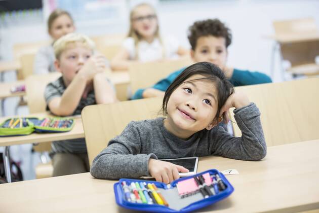 IMAGO Creative: Gesellschaft, Schule, Schulanfang Portrait of schoolgirl with classmates in class model released Symbolfoto property released  WESTF24113