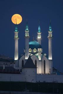 News Themen der Woche KW30 News Bilder des Tages KAZAN, RUSSIA - JULY 27, 2018: A blood moon over the Qolsarif Mosque. The blood moon lunar eclipse on July 27, 2018, is expected to be the longest in the 21st century; it also coincides with the closest approach of Mars to Earth. Yegor Aleyev TASS  TS08AFB2