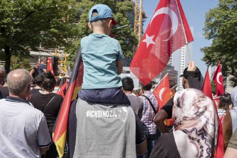 News Themen der Woche KW30 News-Bilder des Tages Demonstration unter dem Motto ICH BIN ÖZIL gegen die rassistische Hetzberichterstattung der Axel Springer Presse insbesondere der BILD Zeitung vor dem Verlagsgebäude in Berlin Demonstration unter dem Motto ICH BIN ÖZIL