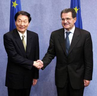 BRU06--BRUSSELS, BELGIUM : The Chinese Prime Minister ZHU RONGJI (L) met EU commission chairman Romano PRODI (R) this Tuesday morning July 11, 2000, in Brussels, during his 3-days visit to Belgium . : GeertxVANDENxWIJNGAERT  x491199x