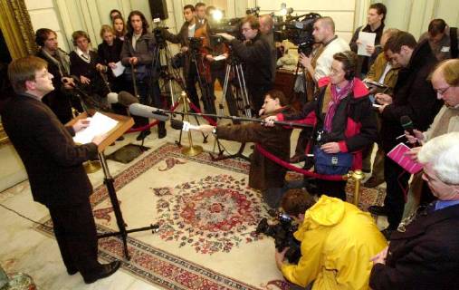 BRU19 - - BRUSSELS, BELGIUM: Belgian Prime Minister Guy Verhofstadt talks with the press on the latest developments in Afghanistan, Tuesday 13 November 2001. The forces of the Northern Alliance opposition entered today Afghanistan s capital of Kabul. OLIVIERxHOSLET  x768702x