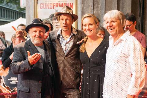 Lichtburg Essen Deutschlandpremiere von GUNDERMANN 13.08.2018 in der Lichtburg Essen. Andreas Dresen, Alexander Scheer, Anna Unterberge und Axel Prahl Deutschlandpremiere von GUNDERMANN 13.08.2018 in der Lichtburg Essen, in Anwesenheit von Andreas Dresen, Laila Stieler, Alexander Scheer, Anna Unterberge und Axel Prahl. Im Anschluss an die Filmpremiere spielen Dresen & Band mit Alexander Scheer live im Kino. Foto:fsa_stiefel Eibner Copyright: xEIBNER UdoxStiefelx EP_USL
