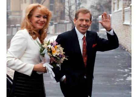BRU004_21FEBR1997.(visit to liege) Czech President Vaclav Havel waves to onlookers as he enters with actress Dagmar Veskrnova his private villa following their private wedding ceremony in Prague 04 January. Veskrnova, 44, is a popular TV, -theatre and film actress with a full-time job in one of Prague s leading theatres. Havel s wife Olga died of cancer in January 1996 after 32 years of marriage. STANISLAVxPESKA  x160545x