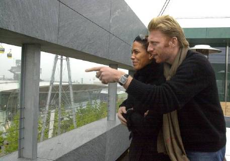 Hannover, EXPO 2000, Boris Becker und seine Frau Barbara bei einem Rundgang über die Expo,