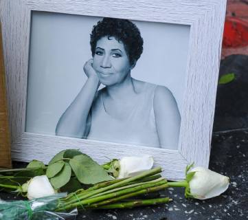 Entertainment Bilder der Woche KW33 Entertainment Bilder des Tages (180816) -- LOS ANGELES, Aug. 16, 2018 -- Flowers are placed on Aretha Franklin s star at the Hollywood Walk of Fame in Los Angeles, the United States, on Aug. 16, 2018. U.S. cultural icon Aretha Franklin died on Thursday at her home in Detroit, Michigan, at age 76 after a battle with pancreatic cancer. ) U.S.-LOS ANGELES-ARETHA FRANKLIN ZhaoxHanrong 