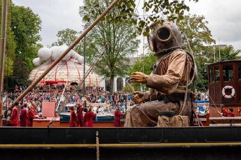 Entertainment Bilder des Tages August 19, 2018 - Leeuwarden, Netherlands - August 19th, Leeuwarden. The world-famous production of Royal de Luxe makes its Dutch premiere in the European Capital of Culture. Over the course of three days, these towering giants walk the streets of Leeuwarden and provide an unforgettable experience with their Big Skate in the Ice show. Royal de Luxe is an extraordinary street theatre company. The company flies around the world with their impressive Giants, puppets several meters high and taller than the buildings around them. In their third and last performance, they marvelled the people with a very spectacular performance that took place along the canals of the city. More than one million people gathered during the three days in the streets of Leeuwarden as French theatre group Royal de Luxe brought its giants to town. The event was one  - ZUMAn230 20180819_zaa_n230_375 Copyright: xRomyxArroyoxFernandezx