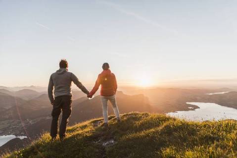 Austria, Salzkammergut, Couple standing on mountain summit, enjoying the view model released Symbolfoto UUF11048