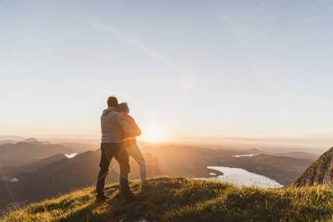 Austria, Salzkammergut, Couple standing on mountain summit, enjoying the view model released Symbolfoto UUF11047