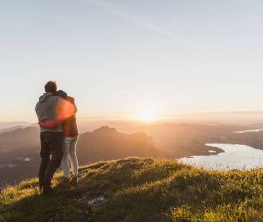 Austria, Salzkammergut, Couple standing on mountain summit, enjoying the view model released Symbolfoto UUF11049