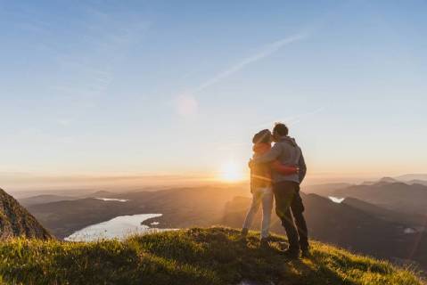 Austria, Salzkammergut, Couple standing on mountain summit, enjoying the view model released Symbolfoto UUF11046