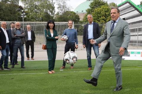 News Bilder des Tages Hannover, Altkanzler Gerhard Schröder (74) mit Ehefrau Soyeon Kim zu Besuch an der Hannover 96-Sportakademie,