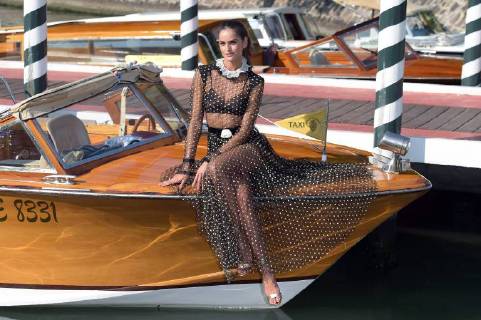 Entertainment Bilder des Tages 75th Venice Film Festival, Hotel Excelsior pier arrivals Pictured: Izabelle Goulart  Copyright: xAlbertoxTerenghi Veneziax2018x x xVeneziax