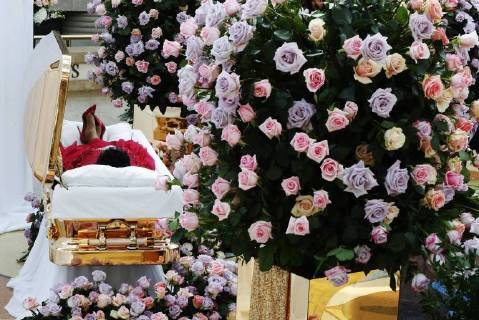 Entertainment Bilder des Tages August 28, 2018 - Michigan, MI, U.S. - Aretha Franklin s coffin lies at Charles H. Wright Museum of African American History during a public visitation in Detroit, Tuesday, Aug. 28, 2018. Franklin died Aug. 16, of pancreatic cancer at the age of 76. Michigan U.S. - ZUMAf31_ 20180828_zaf_f31_023 Copyright: xPaulxSancyax