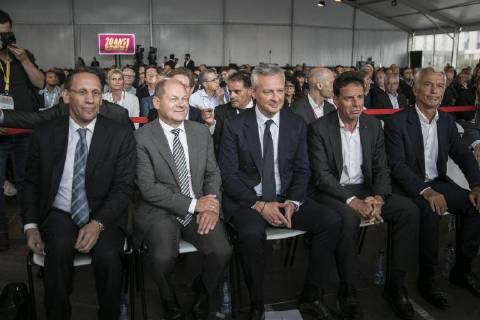 Bundesfinanzminister Olaf Scholz (2L), SPD, und Bruno Le Maire (M), Finanzminister von Frankreich, nehmen teil bei der MEDEF-Sommeruniversitaet zum Thema France-Germany: a win-win relationship in Paris, 29.08.2018. Paris France Copyright: xFlorianxGaertnerx