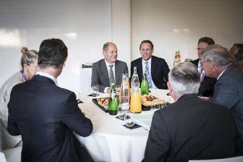Bundesfinanzminister Olaf Scholz (3L), SPD, trifft sich mit CEO s von Banken in Frankreich in Paris, 29.08.2018. Paris France Copyright: xFlorianxGaertnerx