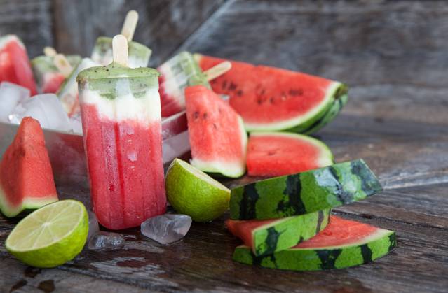 Eis am Stiel mit Joghurt und frischen Früchten - Homemade frozen popsicles