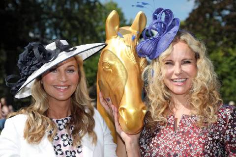 Entertainment Bilder des Tages 01.09.2018, Iffezheim, Baden-Wuerttemberg, GER - Moderatorin Caroline Beil (links) und Katja Burkard im Portrait. Galopprennbahn Baden-Baden, Iffezheim. (aussen, Aussenaufnahme, Baden-Wuerttemberg, Beil, Burkard, Caroline Beil, deutsch, Deutschland, Europa, europaeisch, Huete, Hut, Iffezheim, Katja Burkard, Moderatorin, Pferd, Pferdefigur, Portraet, Portrait, QF, Querformat, Westeuropa) 180901D630IFFEZHEIM.JPG