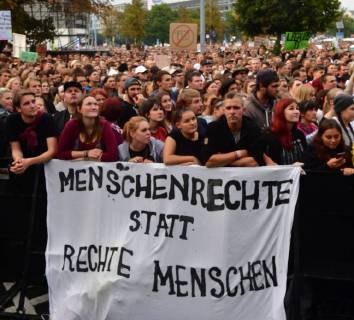 News Themen der Woche KW 36 News Bilder des Tages Zu dem Konzert gegen Fremdenfeindlichkeit und Rassismus in Chemnitz sind nach Angaben der Stadtverwaltung am fruehen Montagabend (03.09.18) rund 50.000 Menschen gekommen. Zu der Gratisveranstaltung unter dem Motto Wir sind mehr in der Innenstadt hatten mehrere Bands eingeladen, darunter Die Toten Hosen , Feine Sahne Fischfilet , die Chemnitzer Band Kraftklub , der Rapper Marteria und die Hip-Hop-Band K.I.Z. Das Konzert auf dem Johannisplatz startete am spaeten Nachmittag mit einer Schweigeminute. (Siehe epd-Meldung vom 03.09.18) 50.000 Menschen bei Chemnitzer Konzert gegen Fremdenfeindlichkeit