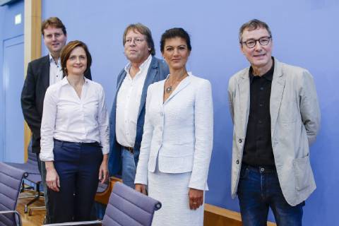 04.09.2018, Berlin, Deutschland - Pressekonferenz zur Gruendung der Sammlungsbewegung Aufstehen. Foto: v.r. Hans Albers, Kommunikationschef bei der Sammlungsbewegung Aufstehen, Dr. Sahra Wagenknecht, Vorsitzende der Fraktion die Linke im Bundestag, Dr. Ludger Volmer, ehemaliger Vorsitzender von BUENDNIS 90 DIE GRUENEN, Simone Lange, SPD, Oberbuergermeisterin der Stadt Flensburg und Prof. Dr. Bernd Stegemann, Autor und Dramaturg.