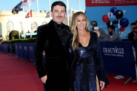 44th Deauville American Film Festival - Red Carpet. Pictures: Laurent Guerin E Press Photo Sarah Jessica Parker;Fabien Constant Deauville France  594172