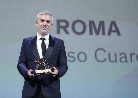 Entertainment Bilder des Tages (180908) -- VENICE, Sept. 8, 2018 -- Mexican film director Alfonso Cuaron reacts after winning the top prize at the 75th Venice International Film Festival, the Golden Lion, with his movie Roma , in Venice, Italy, Sept. 8, 2018. ) ITALY-VENICE-FILM FESTIVAL-GOLDEN LION ChengxTingting 