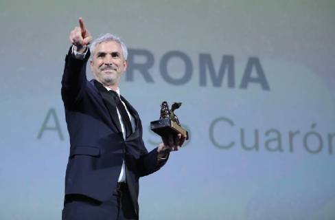 (180908) -- VENICE, Sept. 8, 2018 -- Mexican film director Alfonso Cuaron reacts after winning the top prize at the 75th Venice International Film Festival, the Golden Lion, with his movie Roma , in Venice, Italy, Sept. 8, 2018. ) ITALY-VENICE-FILM FESTIVAL-GOLDEN LION ChengxTingting 