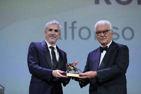 (180908) -- VENICE, Sept. 8, 2018 -- Mexican film director Alfonso Cuaron (L) receives the top prize at the 75th Venice International Film Festival, the Golden Lion, with his movie Roma , in Venice, Italy, Sept. 8, 2018. ) ITALY-VENICE-FILM FESTIVAL-GOLDEN LION ChengxTingting 