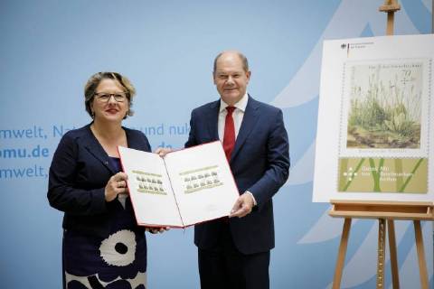 News Bilder des Tages Bundesfinanzminister Olaf Scholz, SPD, (r) ueberreicht Bundesumweltministerin Svenja Schulze, SPD, (l) ein Rotes Album mit Erstdrucken einer Briefmarke. 10.09.2018. Berlin Germany