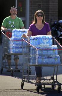 News Bilder des Tages Sep 11, 2018 - Apex, North Carolina, U.S. - Shoppers at Costco in Apex, NC stock up on supplies like bottled water as they prepare for Hurricane Florence to hit the area. Apex U.S. - ZUMAl03_ 20180911_new_l03_001 Copyright: xEdxLallox