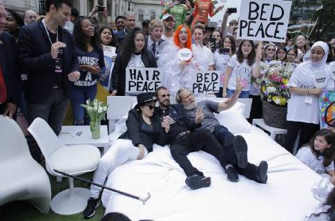 Entertainment Bilder des Tages Japanese artist Yoko Ono (L), widow of John Lennon, former Beatle Ringo Starr (C) and actor Jeff Bridges recreate the bed of the peace , originally presented by Ono and her husband in 1969 against the Vietnam war, in New York, United States, 13 September 2018. The peaceful action was celebrated in front of the New York City Hall to promote student activism as a tribute to John Lennon. Yoko Ono recreates the bed of the peace with Ringo Starr and Jeff Bridges in New York !ACHTUNG: NUR REDAKTIONELLE NUTZUNG!  Copyright: xKenaxBetancurx NYC03 20180913-636724739237266305