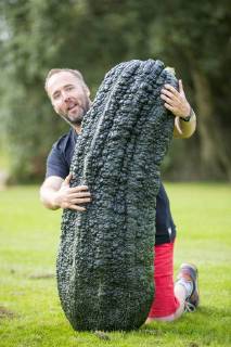 News Bilder des Tages September 14, 2018 - Harrogate, Yorkshire, UK - Harrogate UK. Kevin Fortey with his heaviest Marrow that weighed 72.2kg at the Giant Vegetable Competition today at the Autumn Harrogate Flower Show in Harrogate. Harrogate UK  - ZUMAl94_ 20180914_zaf_l94_010 Copyright: xAndrewxMccarenx