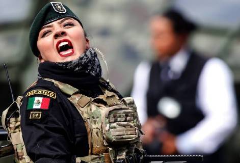 News Bilder des Tages (180916) -- MEXICO CITY, Sept. 16, 2018 -- A member of the Mexican Armed Forces takes part in a military parade to commemorate Mexico s Independence Day in Mexico City, capital of Mexico, on Sept. 16, 2018. ) MEXICO-MEXICO CITY-INDEPENDENCE DAY-PARADE FranciscoxCanedo 