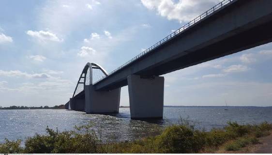 Feature Symbol: Fehmarn 08 18 pp Fehmarnsundbrücke im August 2018 Deutschland deutsch deutsche Insel Ostsee Ostseeinsel Ausflug Ferien Urlaub Natur Erholung Fehmarnsund Brücke Sund germany german island isle baltic sea quer