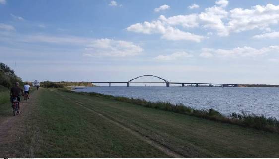 Feature Symbol: Fehmarn 08 18 pp Fehmarnsundbrücke im August 2018 Deutschland deutsch deutsche Insel Ostsee Ostseeinsel Ausflug Ferien Urlaub Natur Erholung Fehmarnsund Brücke Sund germany german island isle baltic sea quer