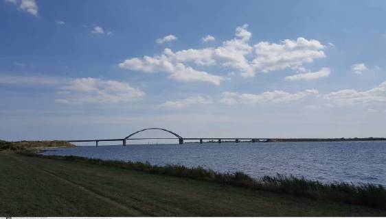 Feature Symbol: Fehmarn 08 18 pp Fehmarnsundbrücke im August 2018 Deutschland deutsch deutsche Insel Ostsee Ostseeinsel Ausflug Ferien Urlaub Natur Erholung Fehmarnsund Brücke Sund germany german island isle baltic sea quer