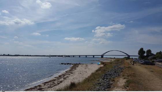 Feature Symbol: Fehmarn 08 18 pp Fehmarnsundbrücke im August 2018 Deutschland deutsch deutsche Insel Ostsee Ostseeinsel Ausflug Ferien Urlaub Natur Erholung Fehmarnsund Brücke Sund germany german island isle baltic sea quer