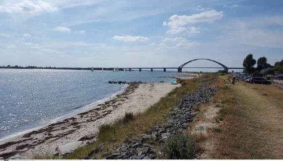 Feature Symbol: Fehmarn 08 18 pp Fehmarnsundbrücke im August 2018 Deutschland deutsch deutsche Insel Ostsee Ostseeinsel Ausflug Ferien Urlaub Natur Erholung Fehmarnsund Brücke Sund germany german island isle baltic sea quer