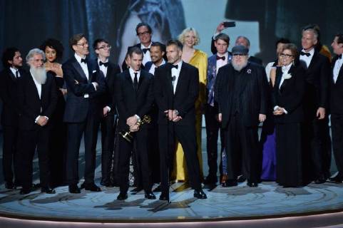 Entertainment Bilder des Tages Writer-producers D.B. Weiss (C-L), David Benioff (C-R) and the cast of Game of Thrones accept the award Outstanding Drama series onstage during the 70th annual Primetime Emmy Awards at the Microsoft Theater in downtown Los Angeles on September 17, 2018.  LAP201809172016 JIMxRUYMEN